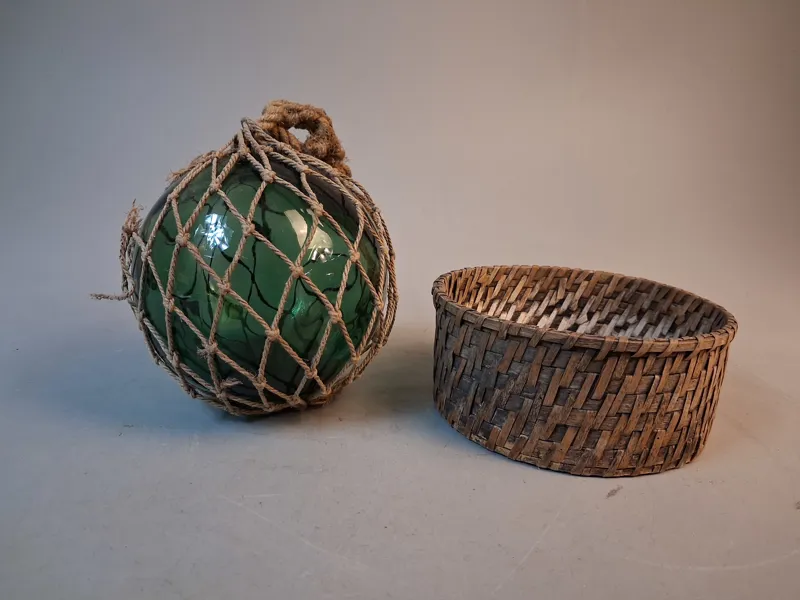 Gammalt glasflöte. Fiskekula i Repnät.