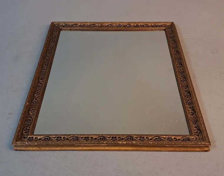 Spegel. Guldmålad ram. 1800/1900-talet.