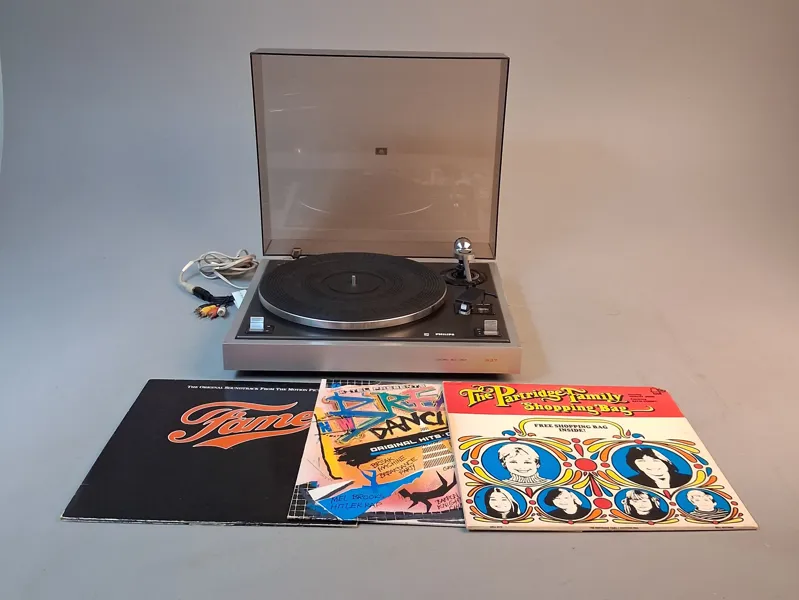 Skivspelare. Philips 437, samt 3 Vinylskivor.