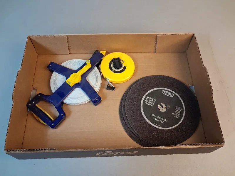 2 Måttband, 20m & 50m, samt 3 Kapskivor.