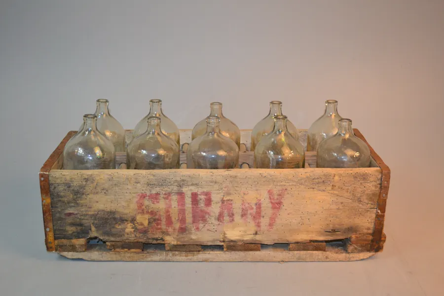 Sifonback med 10 sodaflaskor. 1900-Talets första hälft.