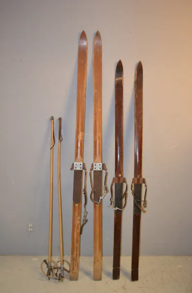 2 Par äldre skidor & 1 par stavar.