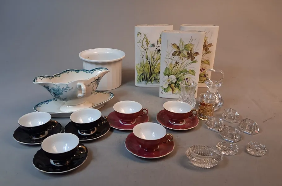 Diverse porslin, glas & keramik. Bl.a såskanna Gröna Anna.