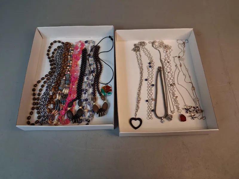 Diverse halsband.