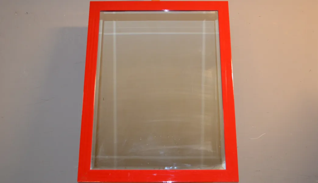 Spegel, Rödlackerat trä, fasettslipat glas.