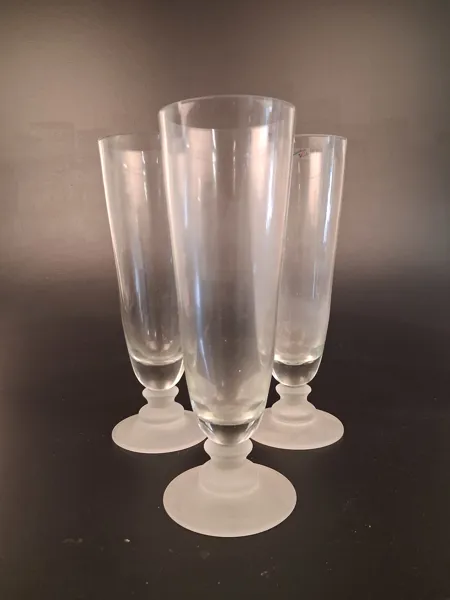 3 Vaser. Samtida. Frostad fot, glas.