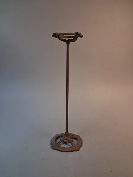 Äldre askkoppsställ i gjutjärn. 1900-talet.