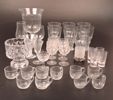 Diverse glasföremål, mestadels spritglas.