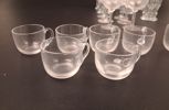Diverse glasföremål, mestadels spritglas.