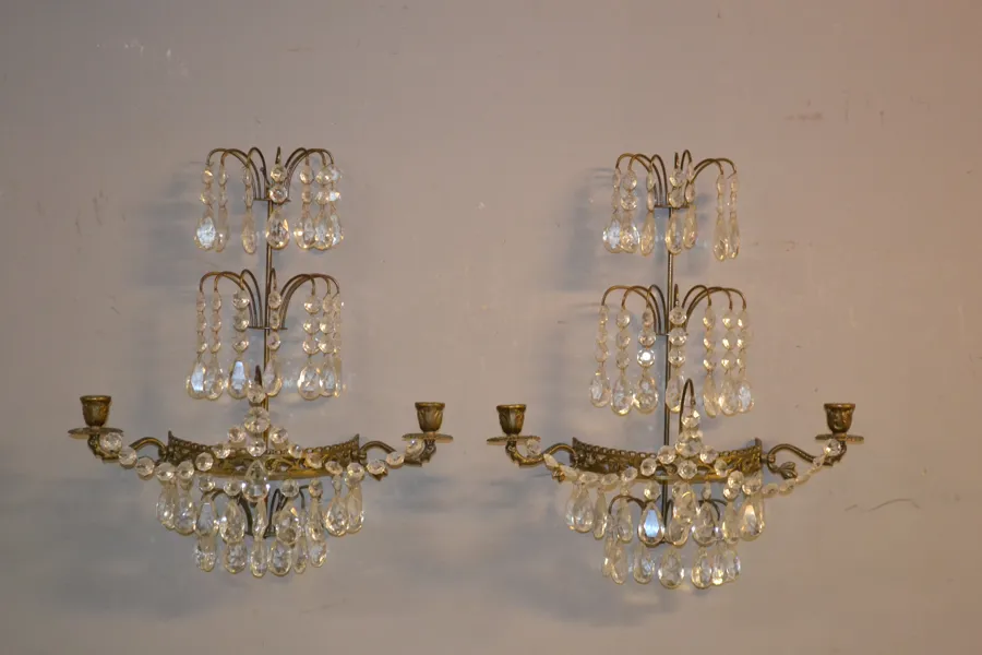 2 Vägglyster/lampetter. Mässing & prismor, 1900-talet.