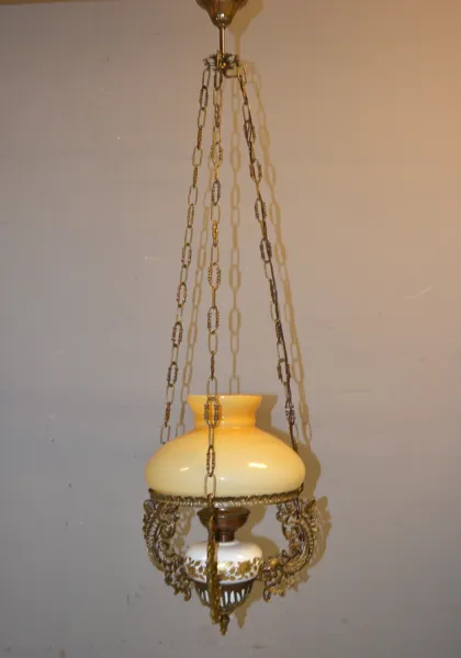 Taklampa. Mässing & glas, 1900-talet.
