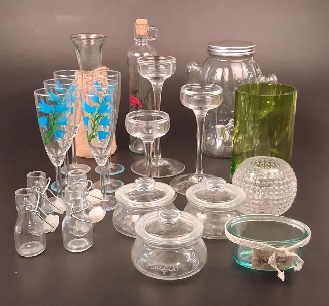 Diverse glas föremål.