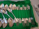 Diverse, klädhängare, serveringsskålar på teakställning, bestick nysilver.