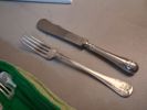 Diverse, klädhängare, serveringsskålar på teakställning, bestick nysilver.