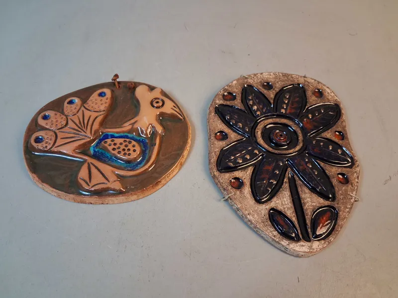 Laholmskeramik. 2 Väggtavlor/keramik tavlor.