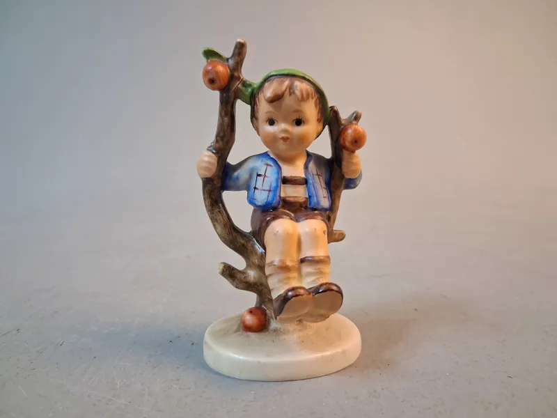 M.J Hummel/Goebel. "Apple tree Boy", Modell 142 Germany.