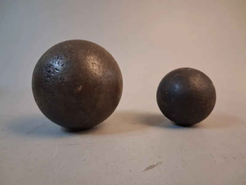 2 Senapskulor/kanonkula, Järn.