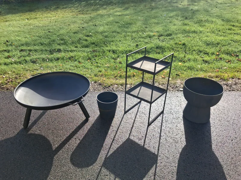 Diverse trädgårds dekorationer. Bl.a Eldfat.