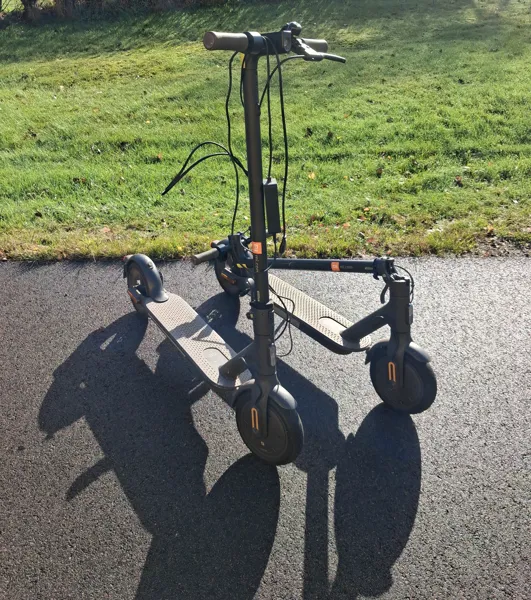 2 Elsparkcyklar. MI. 20km/h.