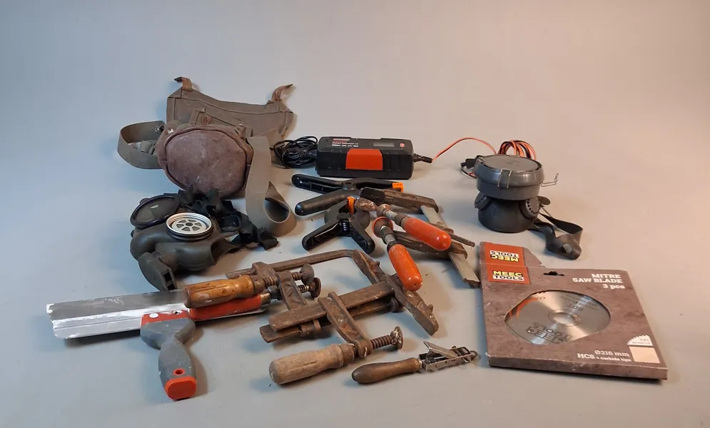 Diverse verktyg, gasmasker m.m.