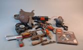 Diverse verktyg, gasmasker m.m.