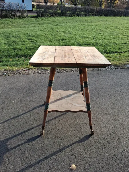 Antikt småbord, hörnbord. Från tidigt 1900-tal, Örntassar.