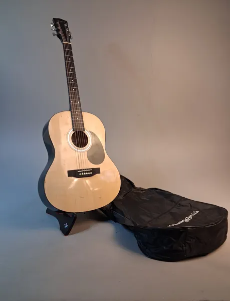 Gitarr. Martin Smith med stativ & väska.