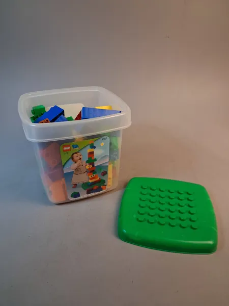 Lego, quatro.