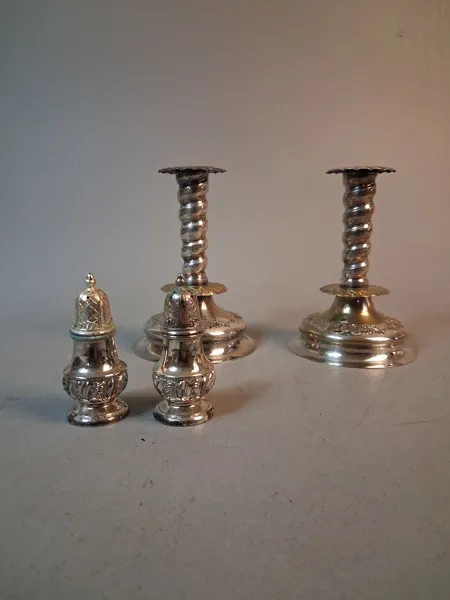 2 Ljusstakar Barockstil & 2 ströare, nysilver.