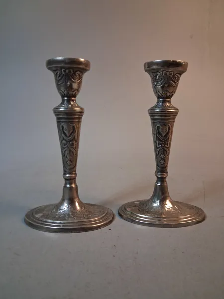 2 Ljusstakar. Nyklassicism/Adam-stil, 1900-talet.