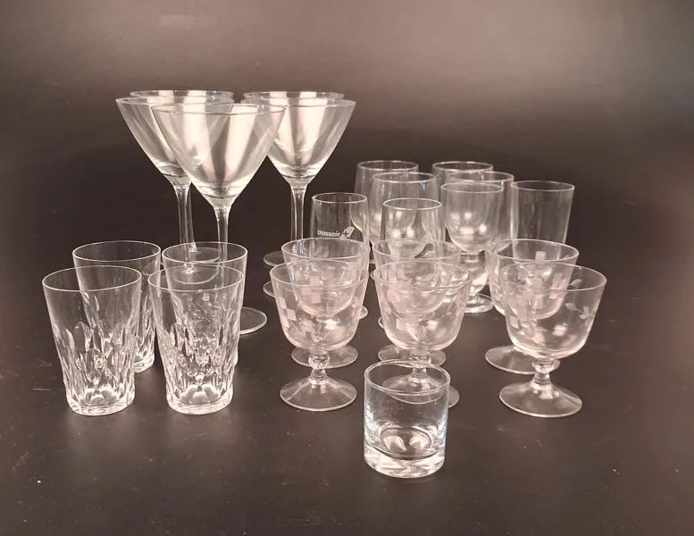 Diverse spritglas. Bl.a ett snapsglas "Jäänsärkijä". Iittala.
