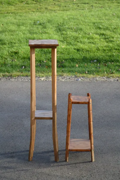 2 Piedestaler. Trä.